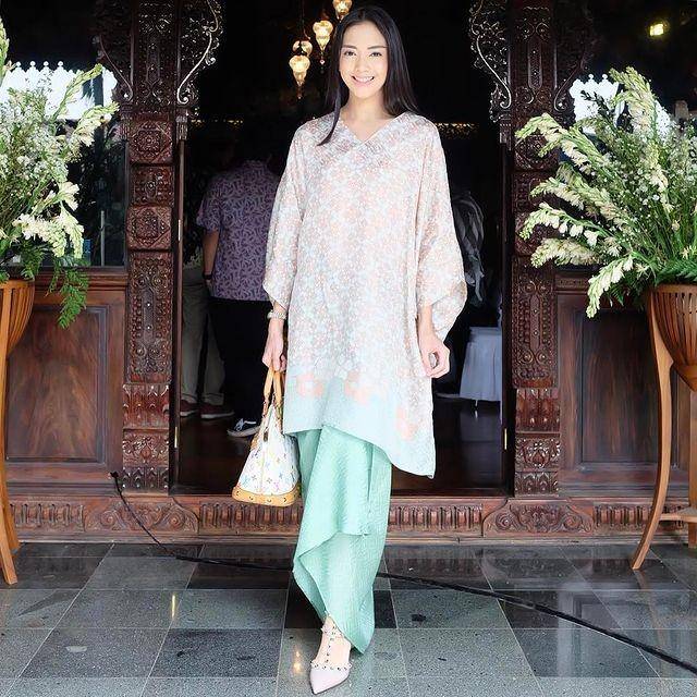 inspirasi gaya kondangan warna tosca (instagram.com/ririndwiariyanti)
