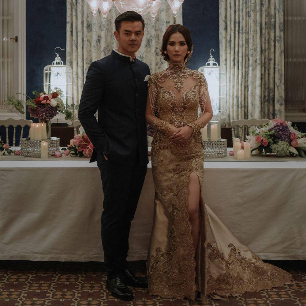 Kebaya pernikahan cokelat. (instagram.com/fionaanthony)