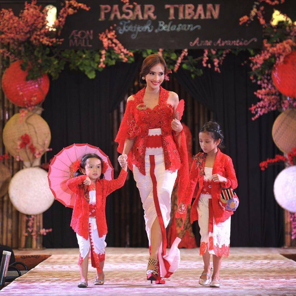 Kebaya brokat ibu dan anak. (instagram.com/artikasaridevi)
