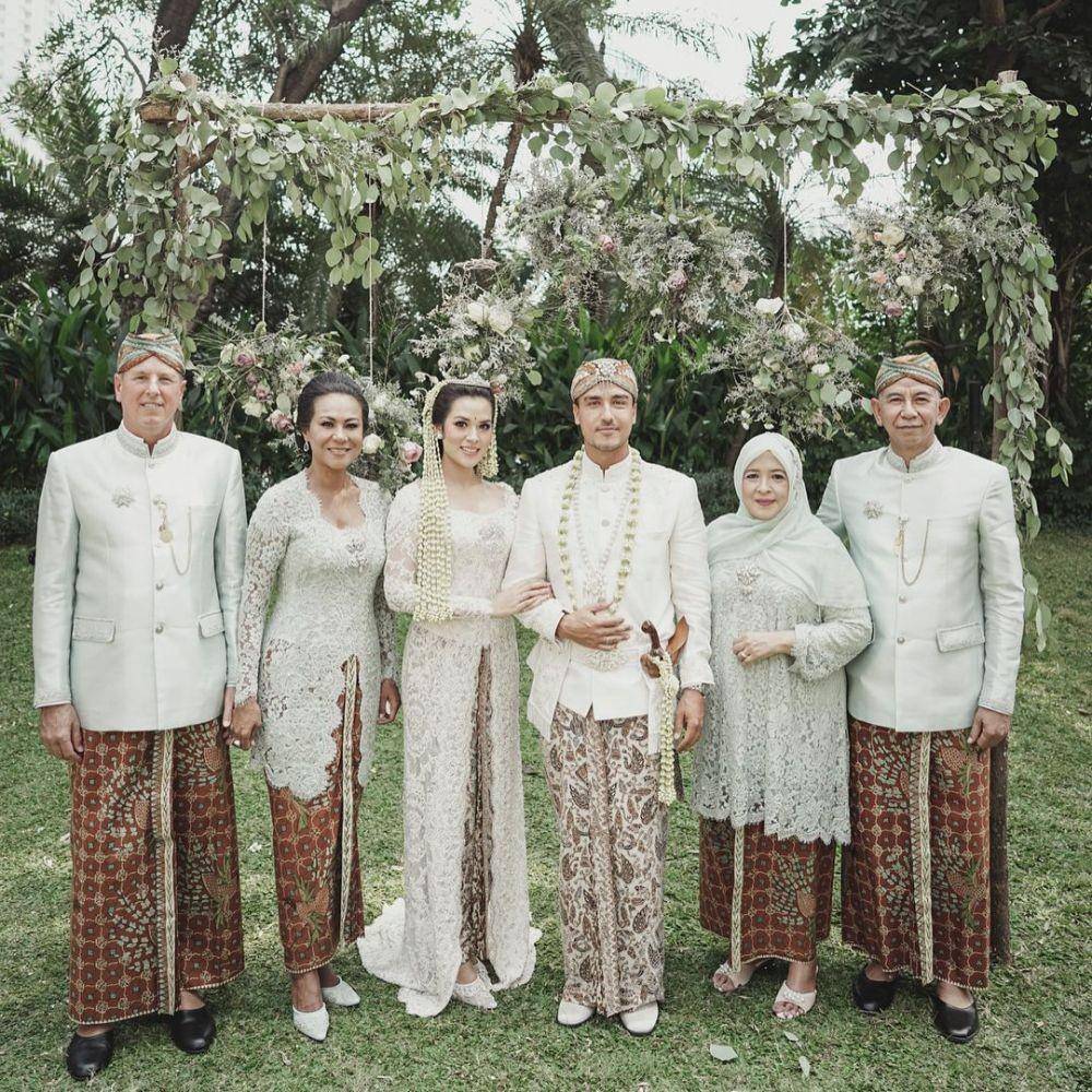 Kebaya brokat untuk seragam. (instagram.com/raisa6690)