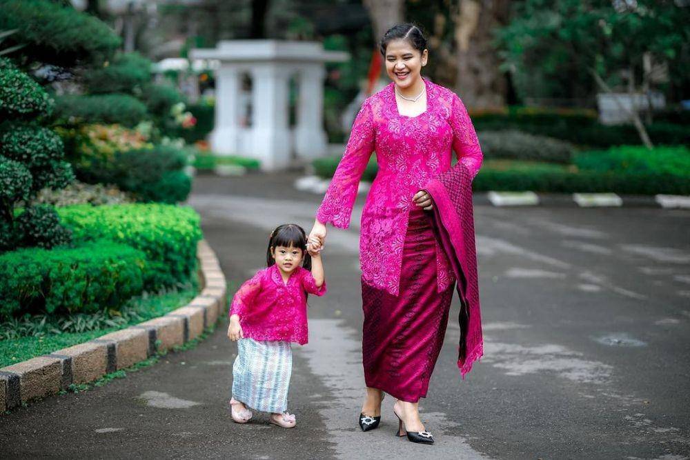 Kebaya brokat ibu dan anak. (instagram.com/ayanggkahiyang)