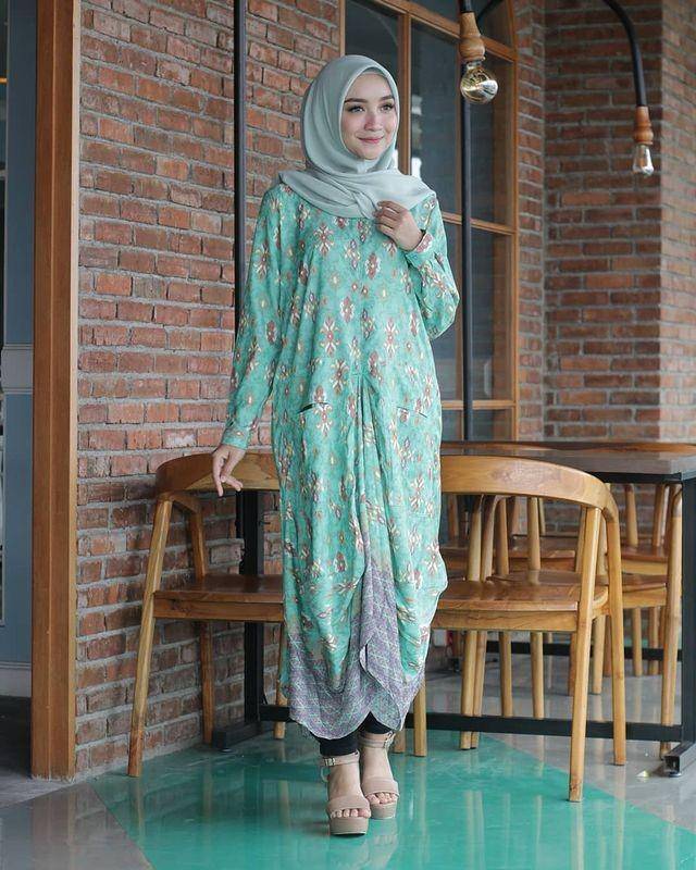 inspirasi gaya kondangan warna tosca (instagram.com/nurulhikmahfebriany)