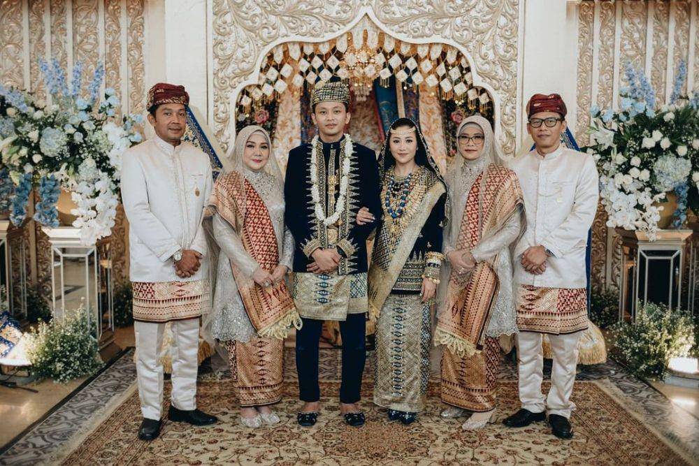 Kebaya brokat untuk seragam. (instagram.com/sistawedding)