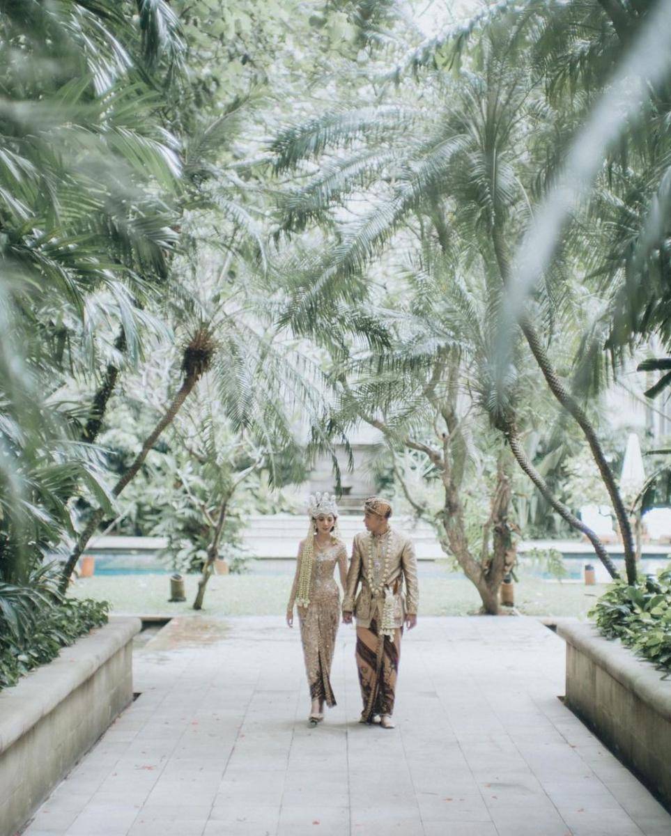 Kebaya pernikahan cokelat. (instagram.com/morden.co/)