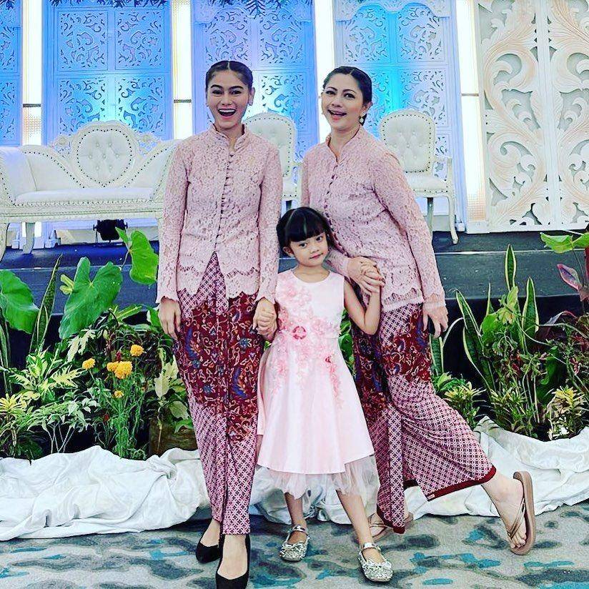 Kebaya brokat ibu dan anak. (instagram.com/cutkeke_xavier)