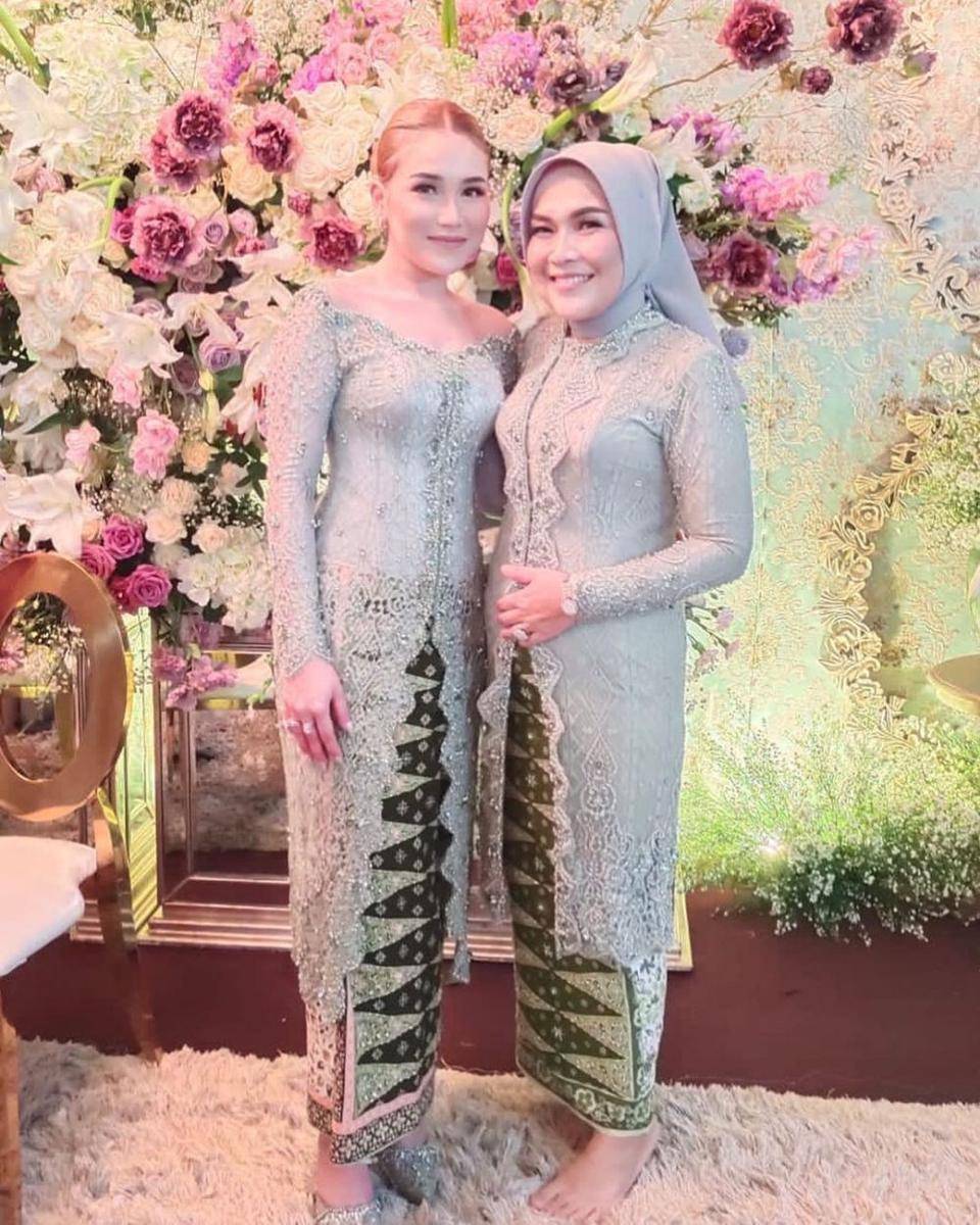 Kebaya brokat ibu dan anak. (instagram.com/mom_ayting92_)