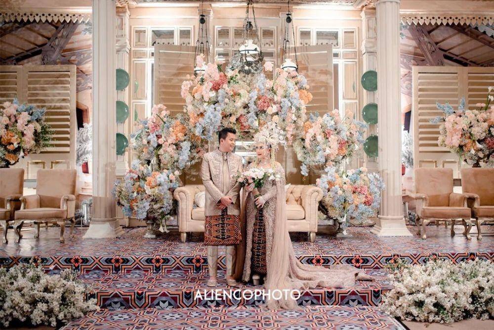Kebaya pernikahan cokelat. (instagram.com/aliencophoto)