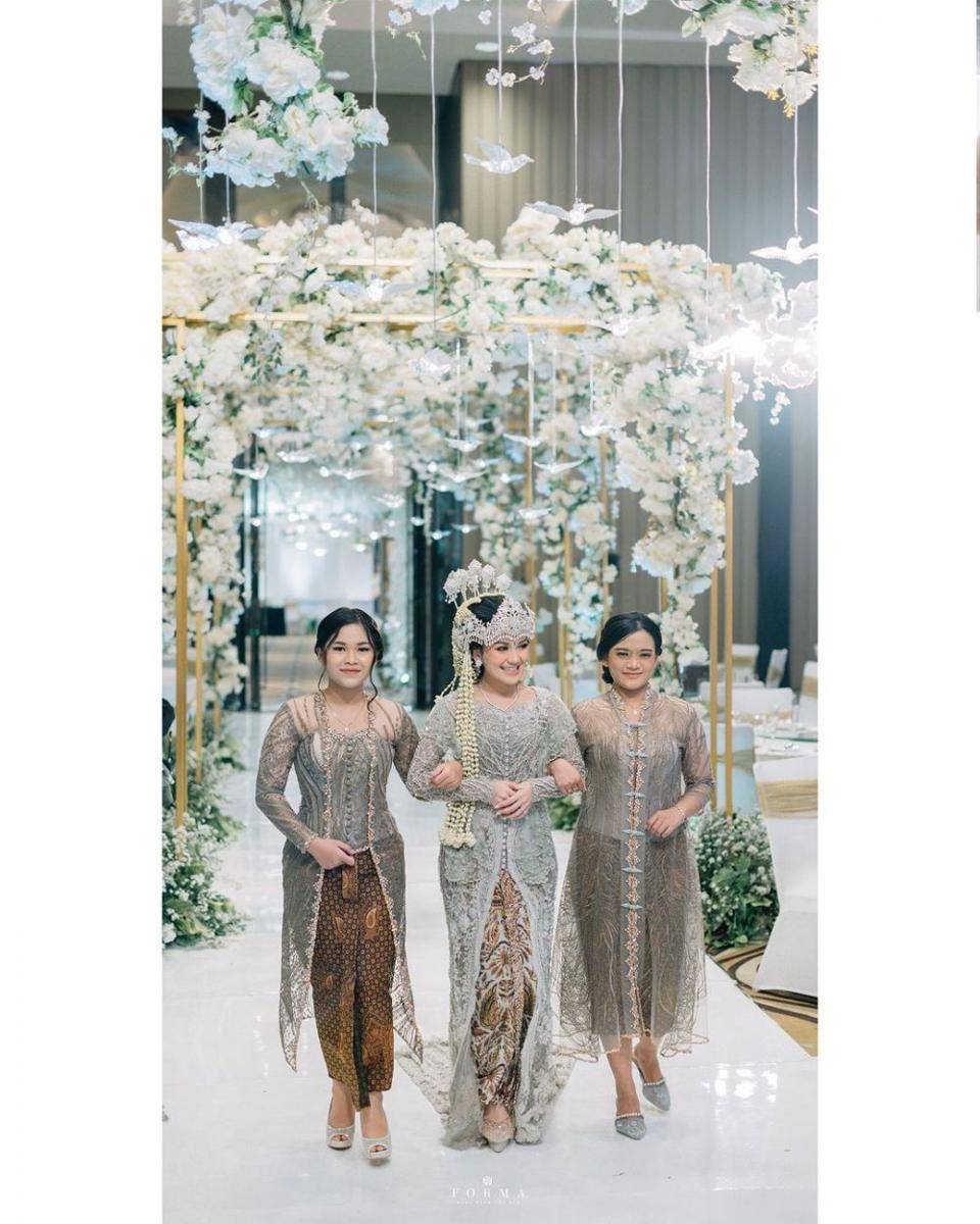 Kebaya brokat untuk seragam. (instagram.com/forma.photograph)
