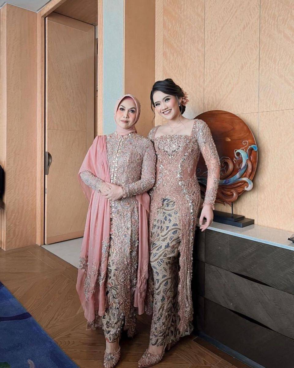 Kebaya brokat ibu dan anak. (instagram.com/gemmadelicia)