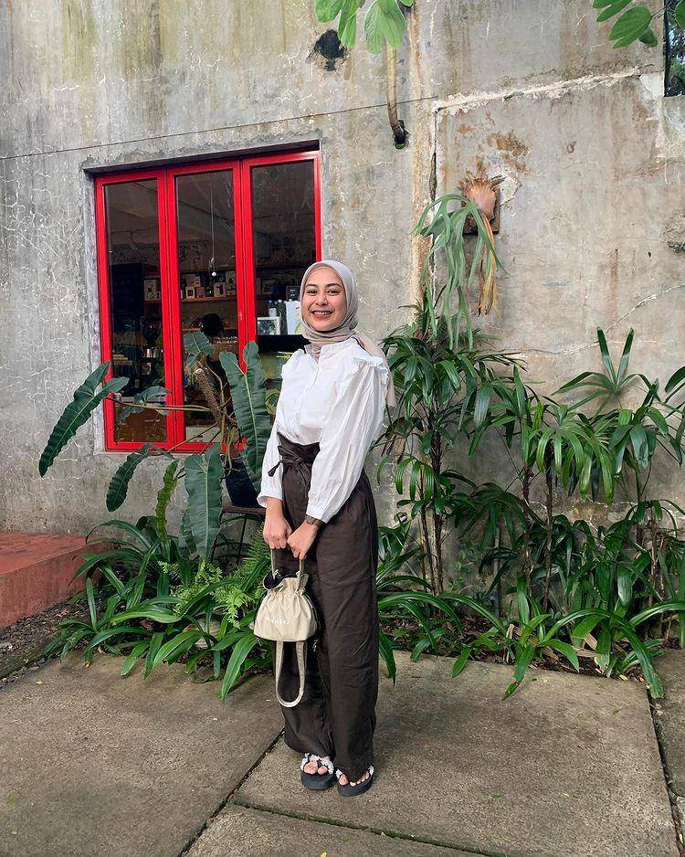 potret Dianty Annisa yang memakai kemeja (instagram.com/diantyy.a)