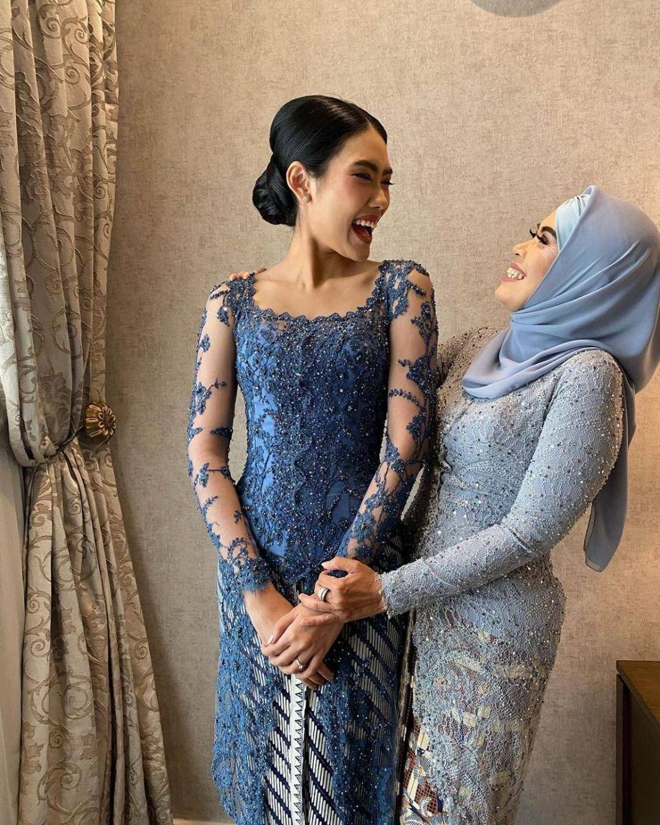 Kebaya brokat ibu dan anak. (instagram.com/yuanitarohali)