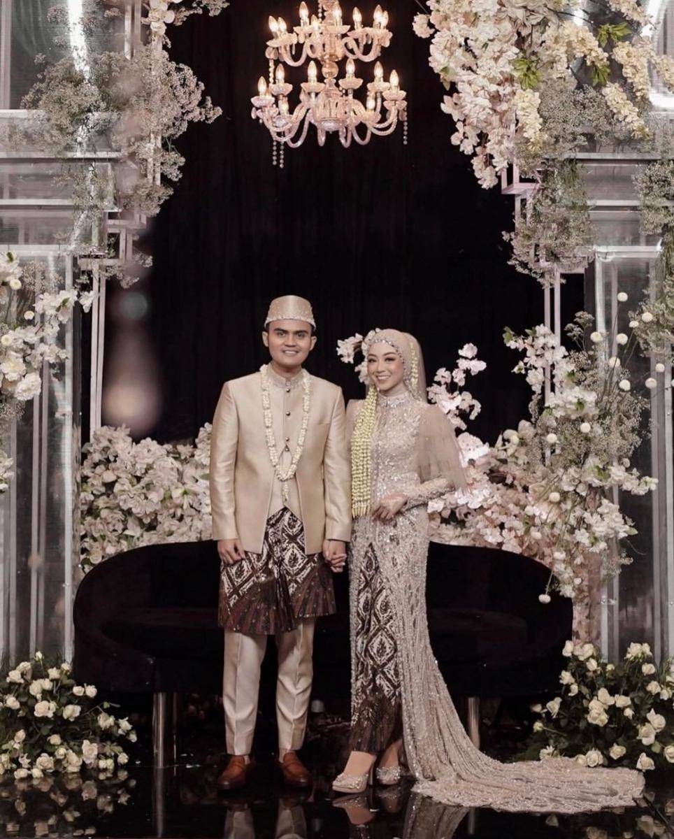 Kebaya pernikahan cokelat. (instagram.com/meiraniap)
