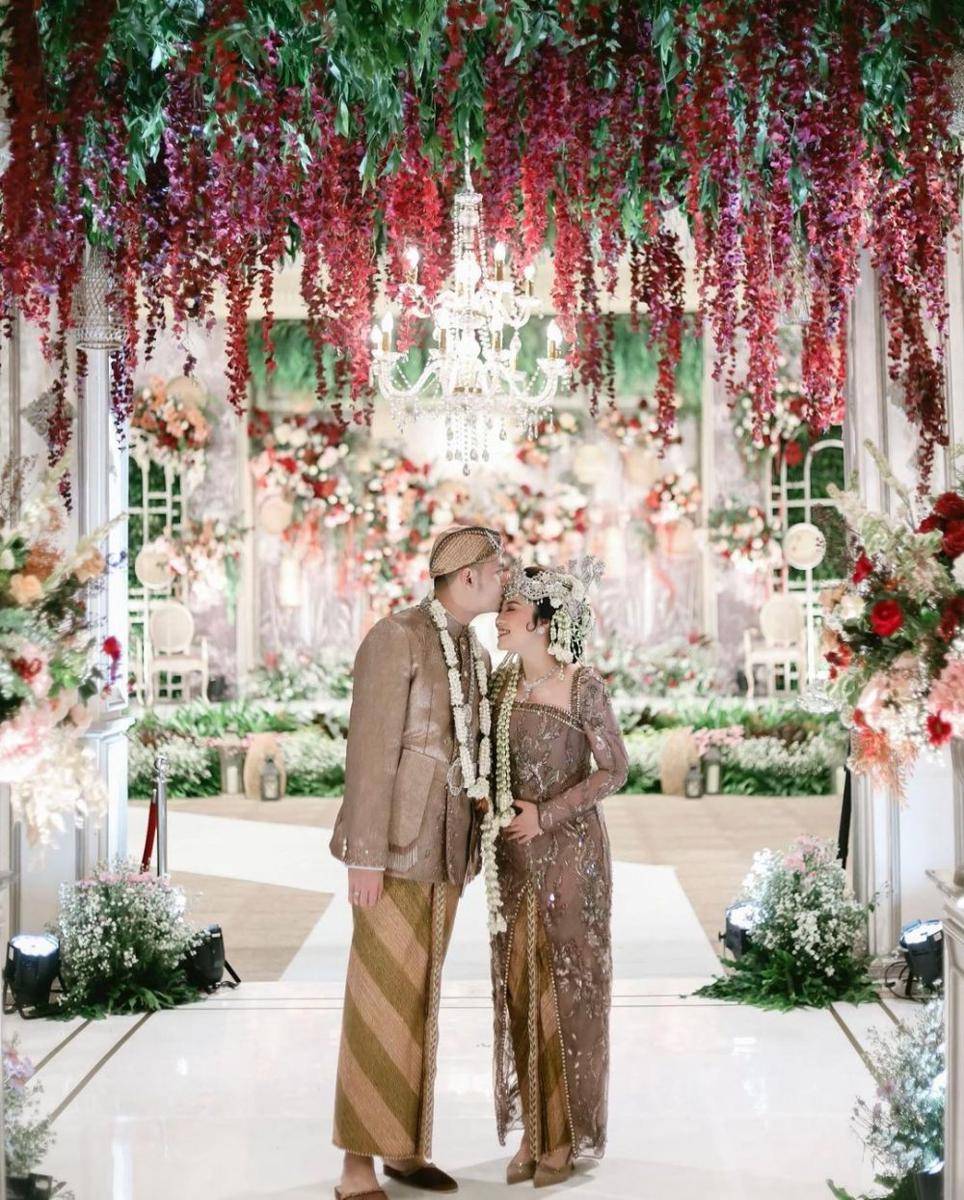 Kebaya pernikahan cokelat. (instagram.com/gennyardintya)