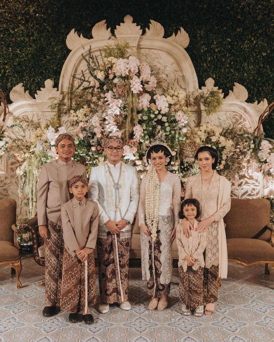 Kebaya brokat untuk seragam. (instagram.com/mimaaa)