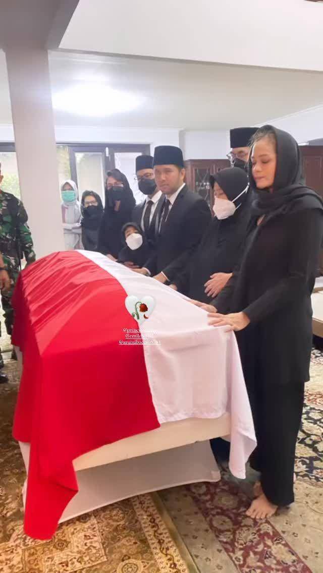 Pemakaman mertua Arumi Bachsin (Instagram.com/missputriwulandari/)
