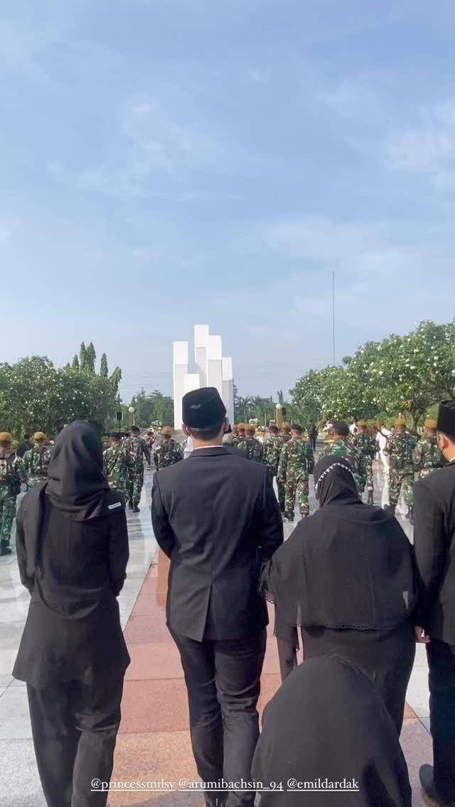Pemakaman mertua Arumi Bachsin (Instagram.com/missputriwulandari/)