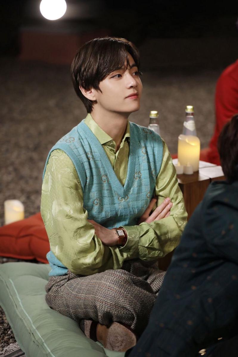 vest V BTS (twitter.com/TheDailyNoona)