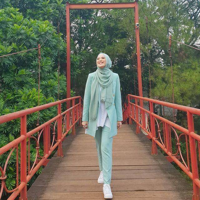 inspirasi gaya kondangan warna tosca (instagram.com/deliaseptianti)