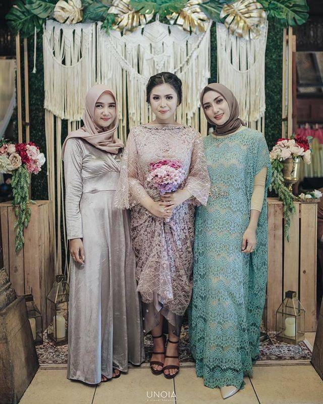 inspirasi gaya kondangan warna tosca (instagram.com/yulitamci5real)