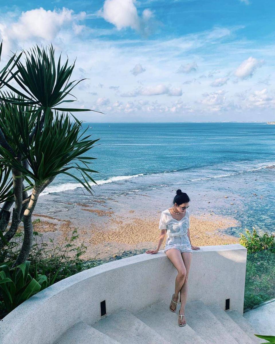 OOTD traveling ala Michelle Ziudith (instagram.com/michelleziu)
