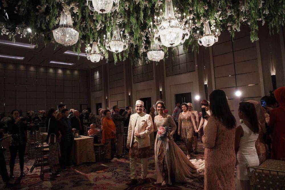 Kebaya pernikahan cokelat. (instagram.com/tsamaradki)