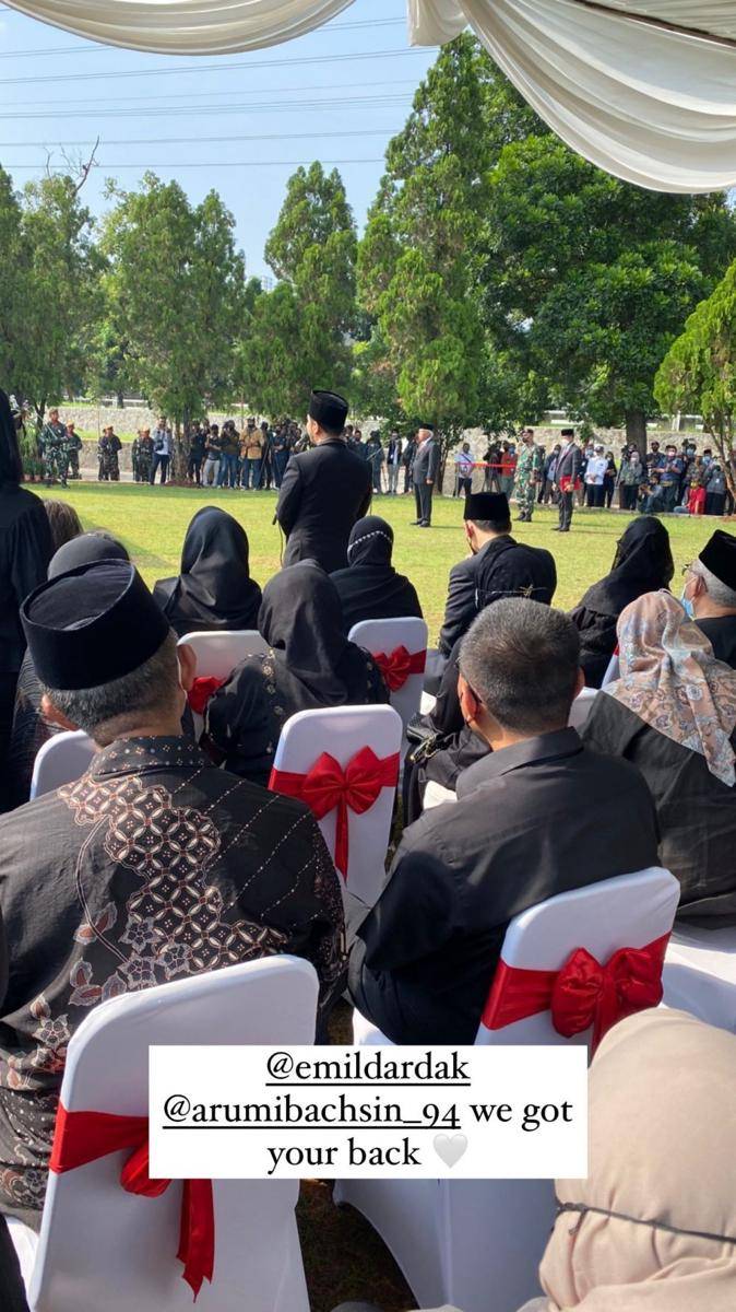 Pemakaman mertua Arumi Bachsin (Instagram.com/maharanikputri/)