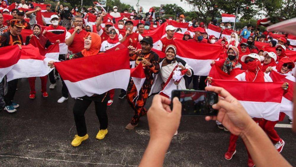 Pembagian bendera merah putih. Foto: Antara.