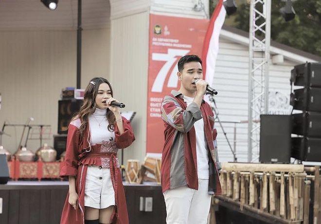 10 Potret Rara LIDA Rayakan 17 Agustus di Rusia, Nyanyi di KBRI Moskow