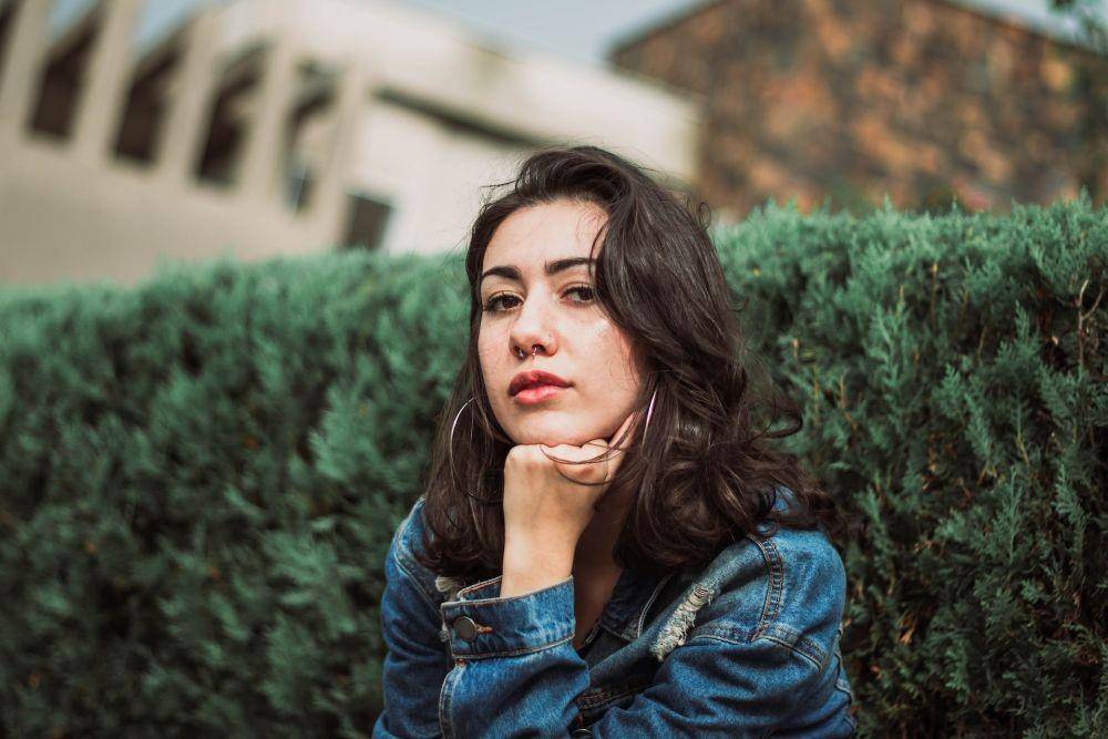 ilustrasi perempuan berpose (unsplash.com/moises alex)