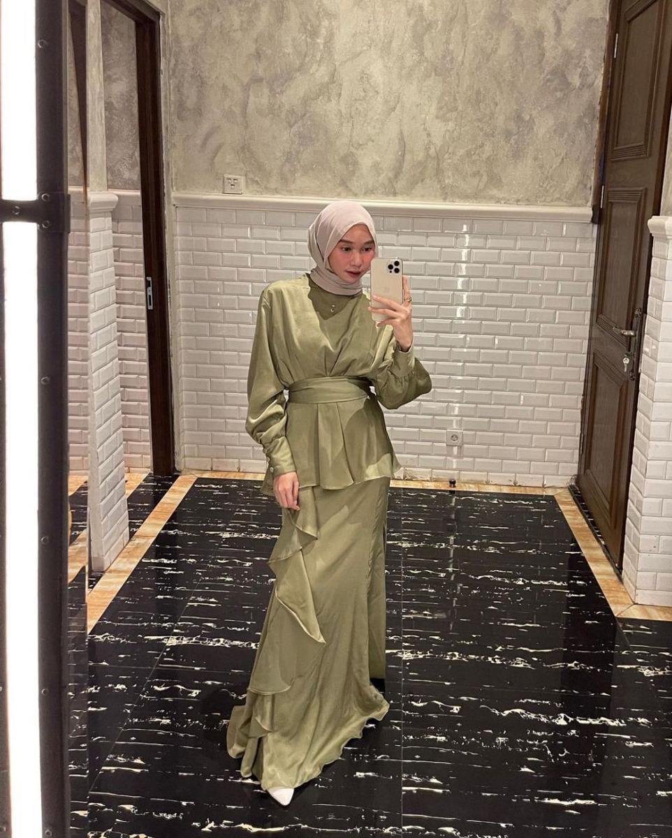 tren OOTD hijab untuk kondangan yang viral tahun 2022 (instagram.com/nasariastri)