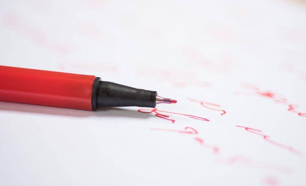 ilustrasi tulisan tinta merah (pixabay.com/Skitterphoto)