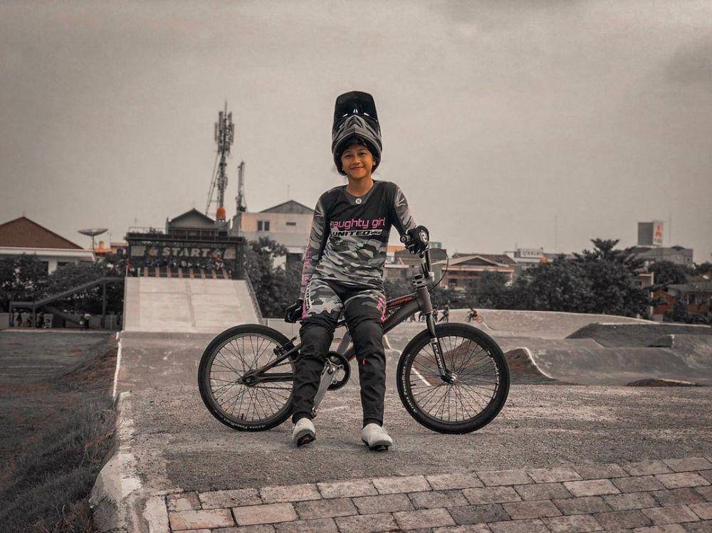 Pebalap sepeda BMX Indonesia, Jasmine Azzahra (Instagram.com/jasmine.azzahraa)