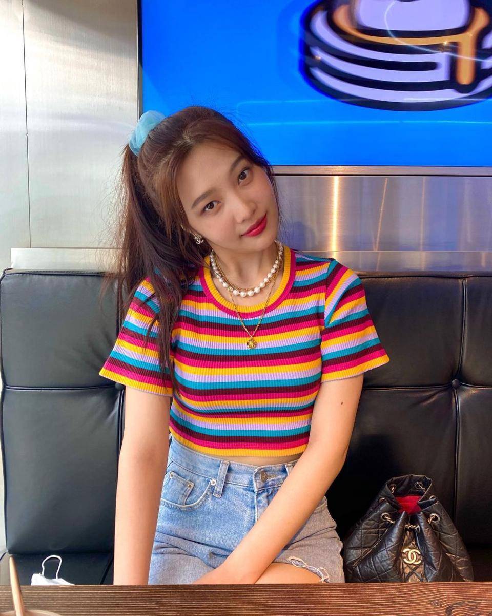 padu padan outfit stripe ala Joy Red Velvet (instagram.com/_imyour_joy)