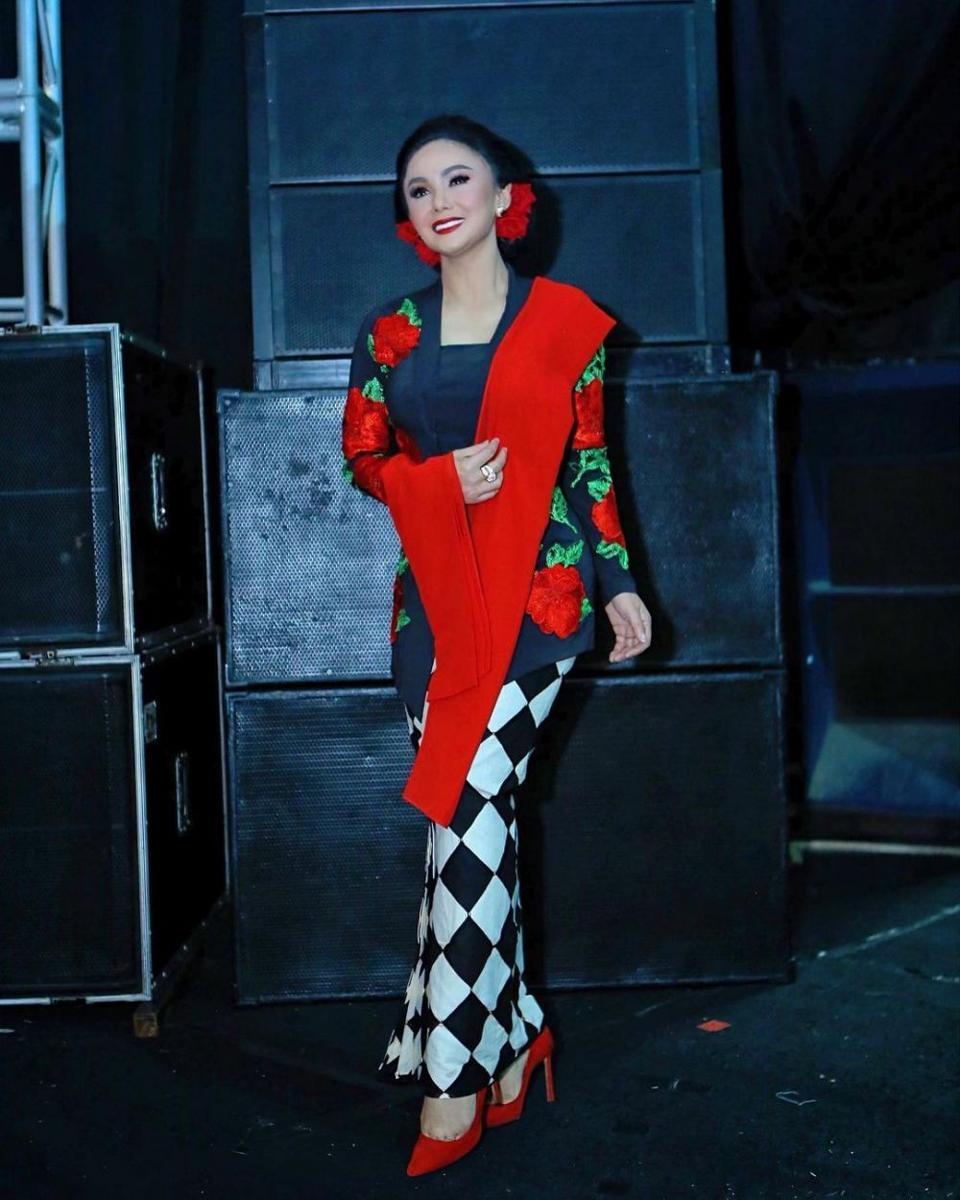inspirasi baju kondangan motif floral (@atanlemosphotowork via instagram.com/yunishara36)