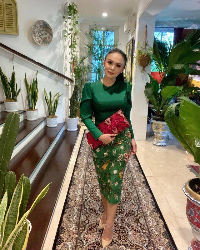 inspirasi baju kondangan warna hijau emerald (instagram.com/yunishara36)