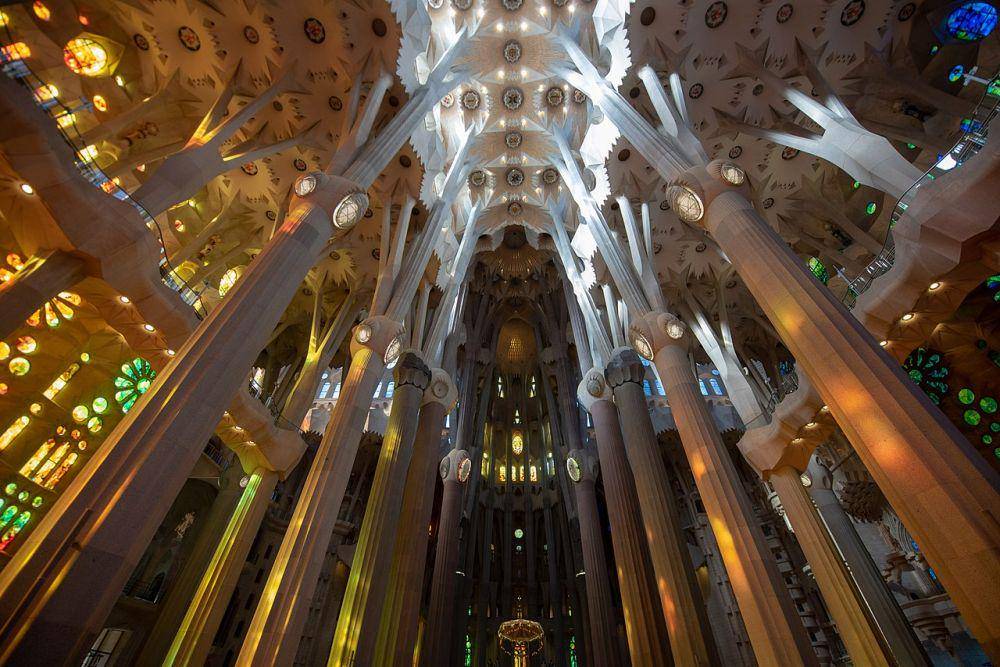 potret dekorasi atap dan pilar-pilar penyangga yang tedapat di dalam interior Basilika Sagrada Familia (commons.wikimedia.org/Robertgombos)