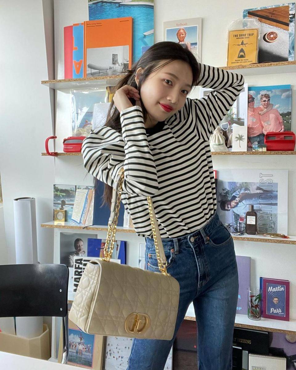 padu padan outfit stripe ala Joy Red Velvet (instagram.com/_imyour_joy)