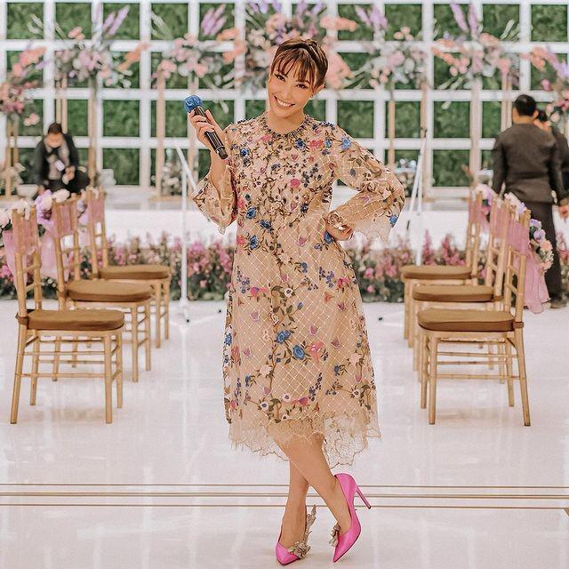 inspirasi baju kondangan motif floral (instagram.com/mrsayudewi)