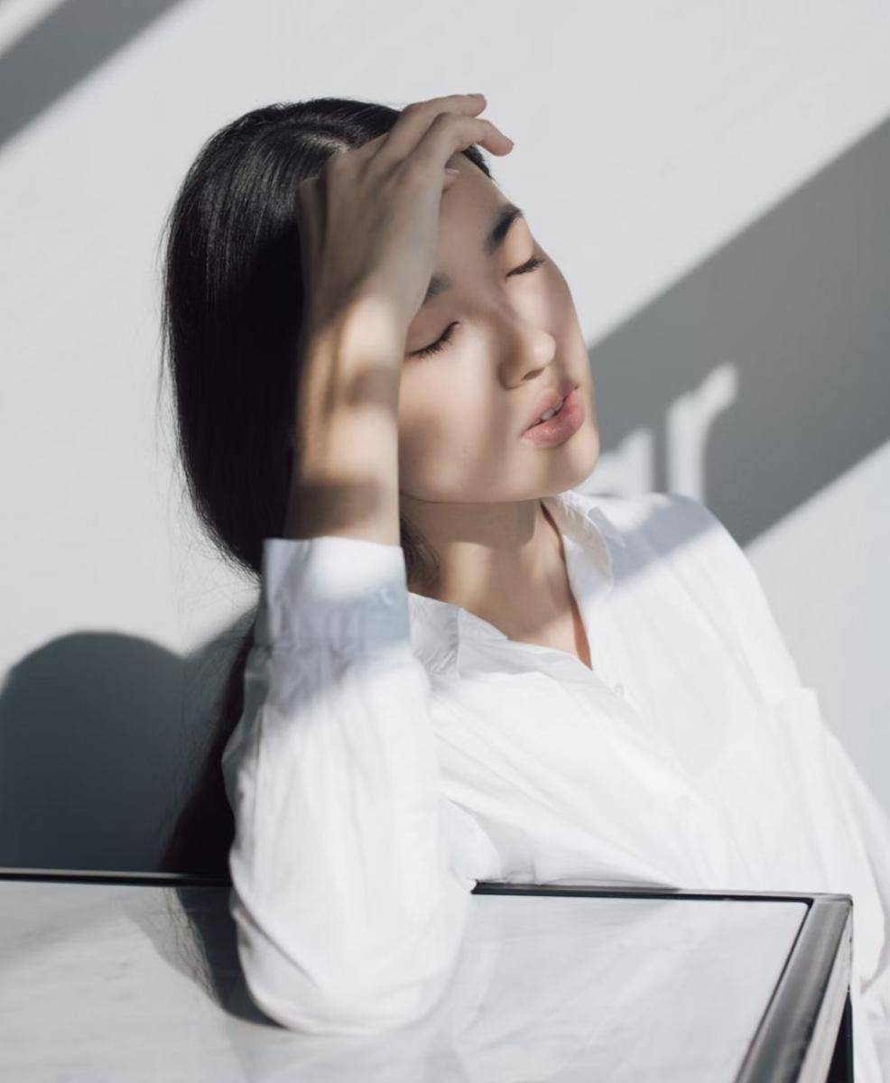 ilustrasi wanita yang sedang manja (unsplash.com/Aiony Haust)