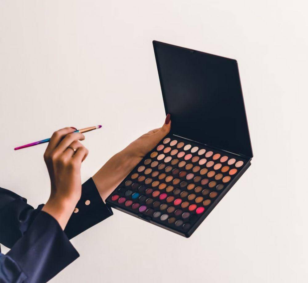 ilustrasi produk makeup (unsplash.com/Laura Chouette)