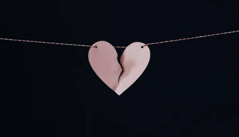 ilustrasi cinta yang telah pudar (unsplash.com/Kelly Sikkema)