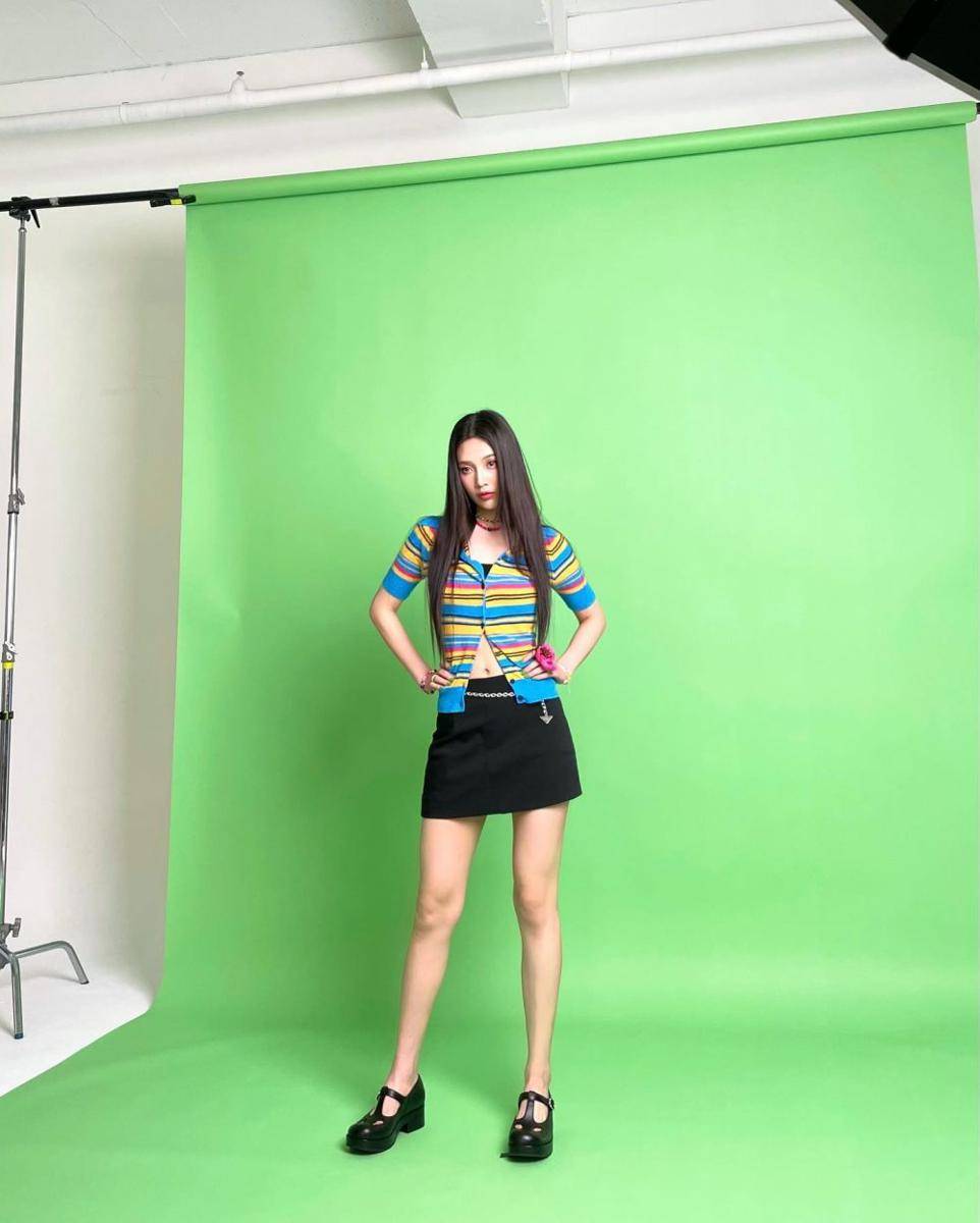 padu padan outfit stripe ala Joy Red Velvet (instagram.com/_imyour_joy)
