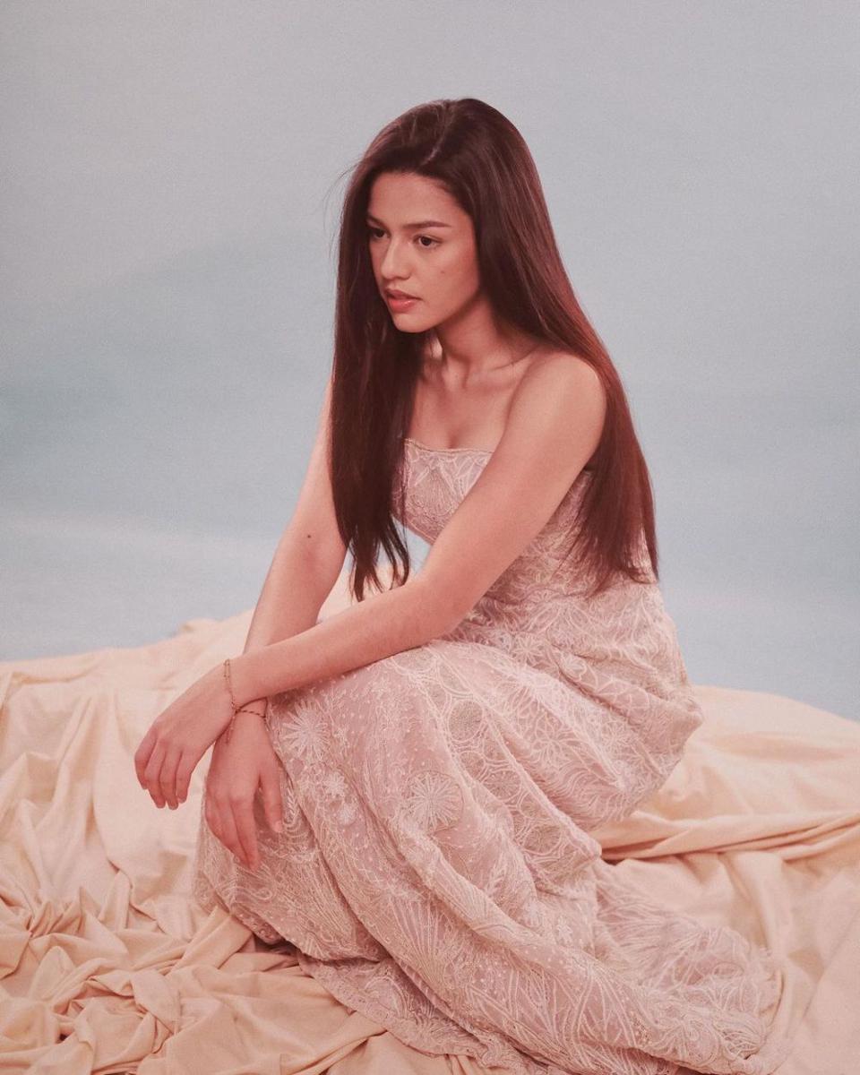 Gaya long dress full brokat ala Susan Sameh (instagram.com/susansameeh)