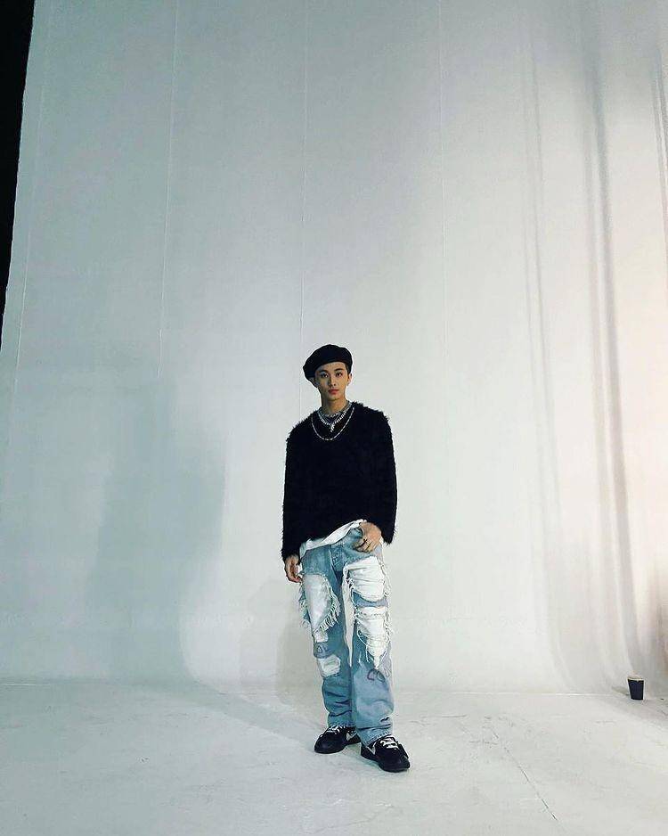 Inspirasi outfit ala Mark Lee (instagram/onyourm__ark)