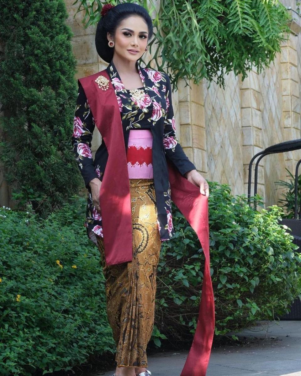 inspirasi baju kondangan motif floral (instagram.com/krisdayantilemos)