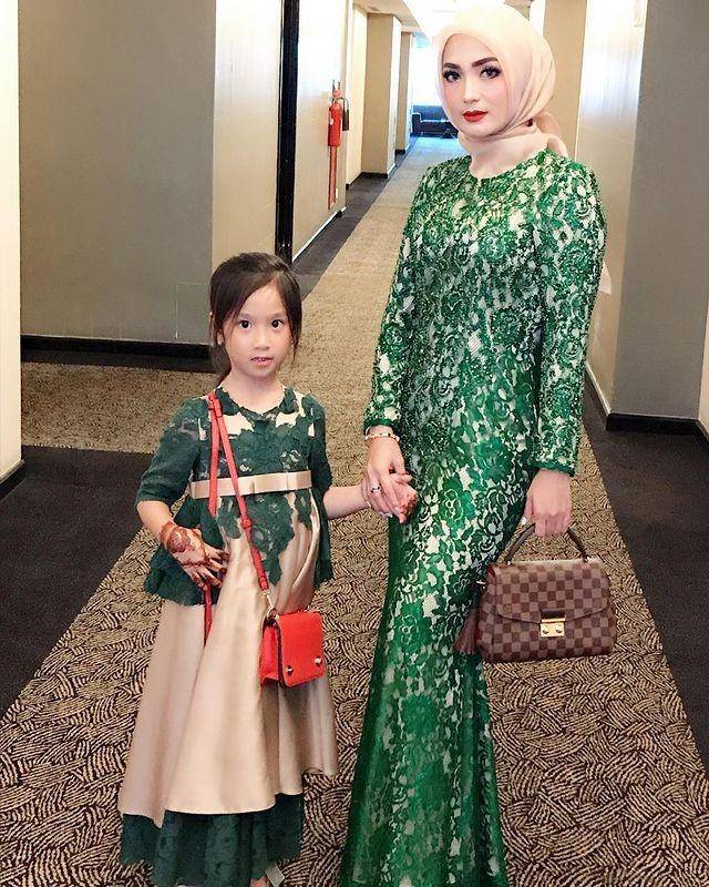 inspirasi baju kondangan warna hijau emerald (instagram.com/imelpc)