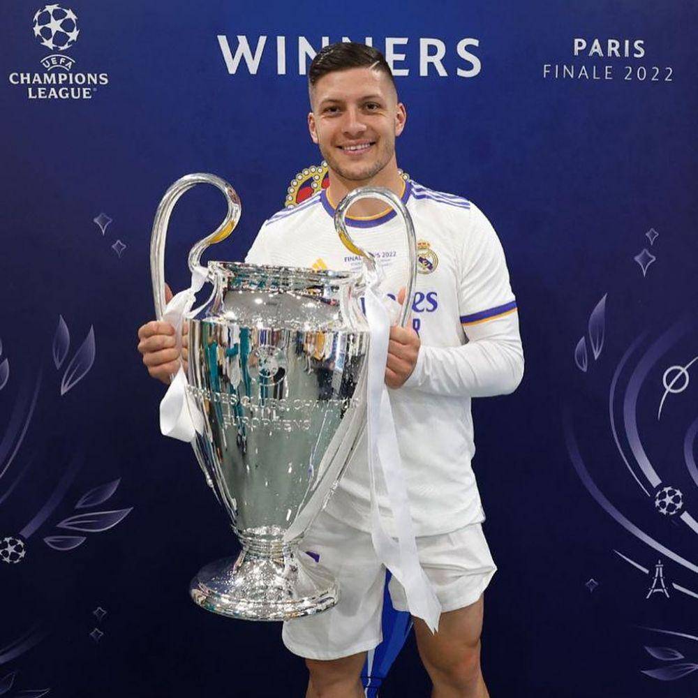Luka Jovic ikut merengkuh trofi Champions League 2021/2022 bersama Real Madrid. (instagram.com/lukajovic)
