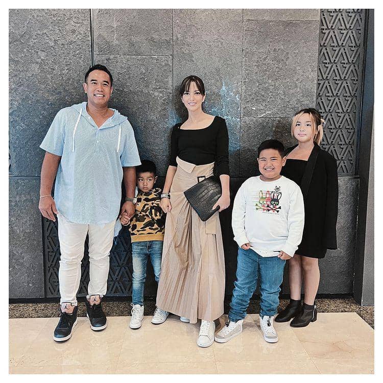 10 Selebritas Menamai Ketiga Anaknya dengan Inisial Sama, Kreatif!