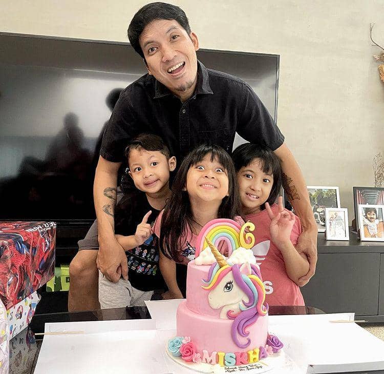 potret Desta dengan ketiga anaknya (instagram.com/desta80s)