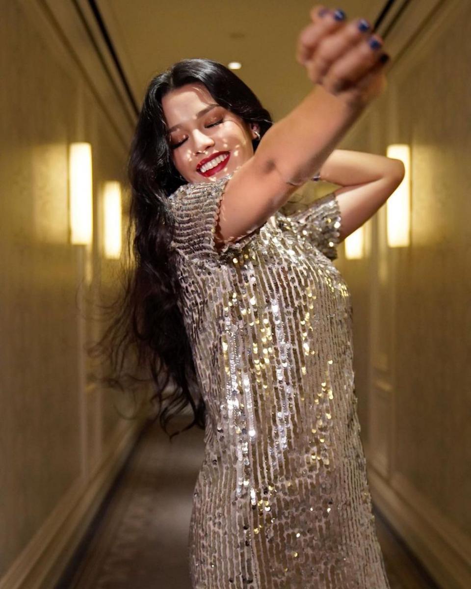 Gaya mini dress glitter ala Susan Sameh (instagram.com/susansameeh)